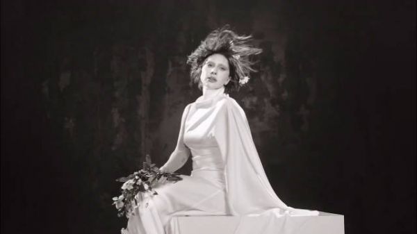 Lady Gaga复古妆容再现ARTPOP时代魅力首次亮相纽约时报新片