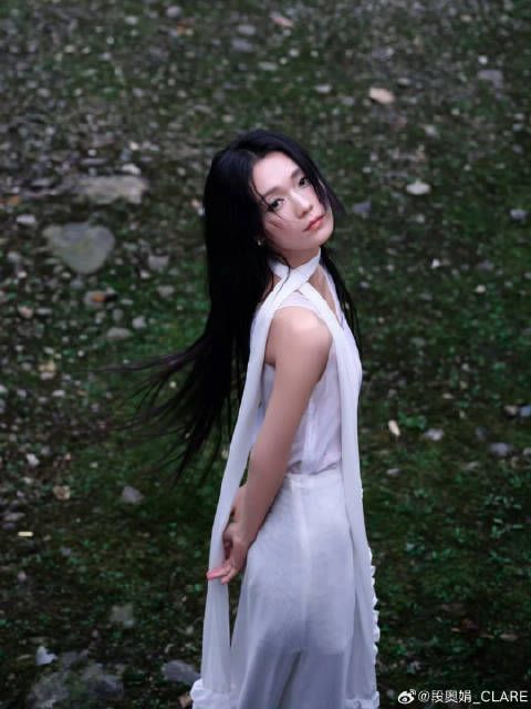 段奥娟这组山野之间大片太美了~冰雪、峻石、流水、青苔今天的大娟是山野精灵