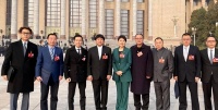 参加两会的明星个个口碑好，实力佳，靳东受追捧冯远征“端水”