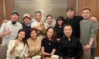 贾静雯前夫庆生，19岁女儿梧桐妹靓丽出席，和继母林若亚像一家人