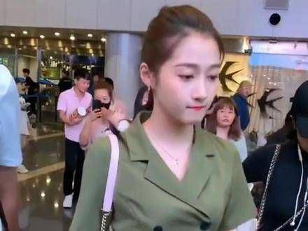 关晓彤24岁,身高172.4,连187的黄景瑜跟她站一起都显得矮了