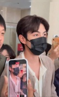 赵一博承认恋情后首露面 围拥粉丝喊话：你现在就分手好吗