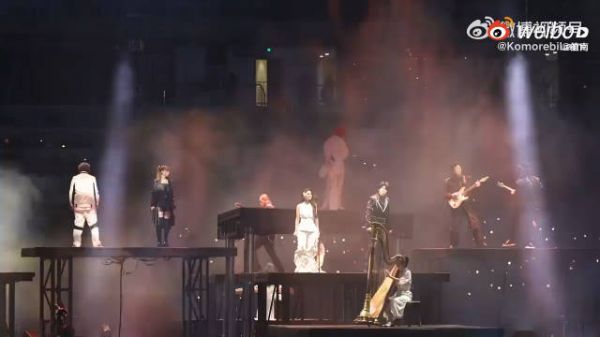 我的天!华晨宇演唱会升降台故障,华晨宇3秒跳下故障升降台,好矫健的身手!