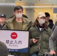 朱亚文沈佳妮辟谣离婚后首同框 穿同色羽绒服十指紧扣