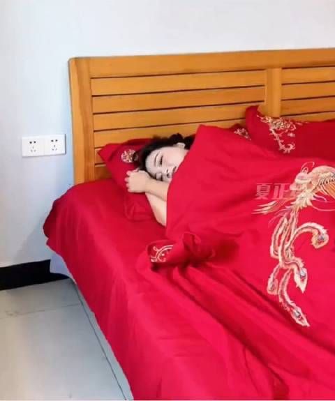 三八特供：女孩新婚第一天早上不好意思看自己老公