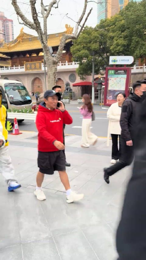 在上海街头的台湾省明星宗宪哥,就是自称台海无中线的吴宗宪