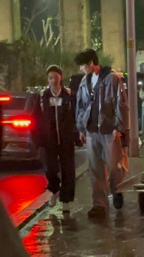 谁知道这是什么情况 有两个人一直在调情?