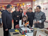 微雕里的文化密码:李铭的非遗传承与文创实践