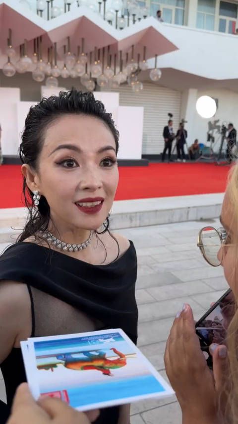 章子怡好美啊!好大一个美人鱼公主!