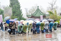 岳飞诞辰922周年，黄鹤楼上众人合唱《满江红》