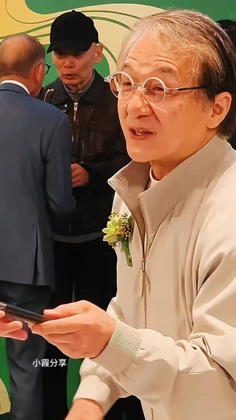 71岁成龙现身活动,白发苍苍,时光太匆匆