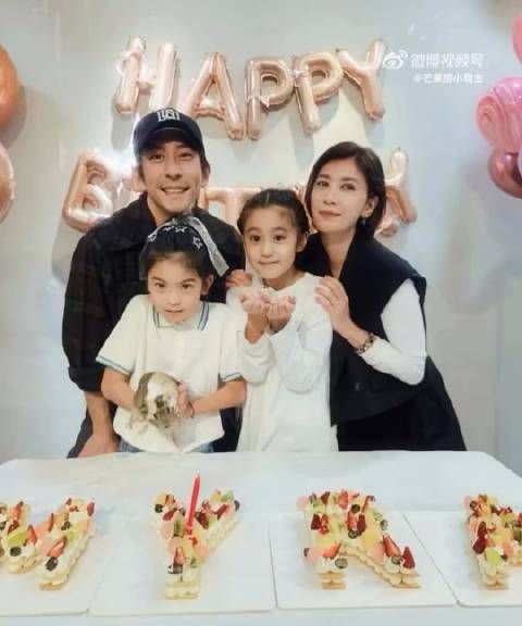 贾静雯为小女儿庆生,8岁波妞长出门牙,越来越漂亮了!