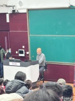 陈佩斯化身央戏讲师，靳东在台下旁听，陈佩斯来门口亲自迎接！