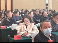 章子怡素颜开会照曝光！戴眼镜做笔记气质清纯状态在线