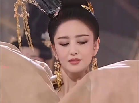 “今日无事 勾栏听曲 气质与美貌并存的古装女神”，巧笑倩兮，美目盼兮