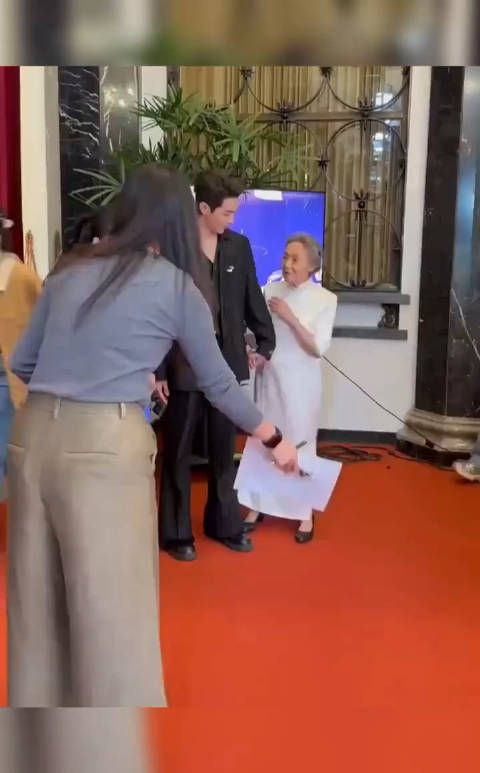 这画面太有爱,绅士许凯左右护持,尽显风度