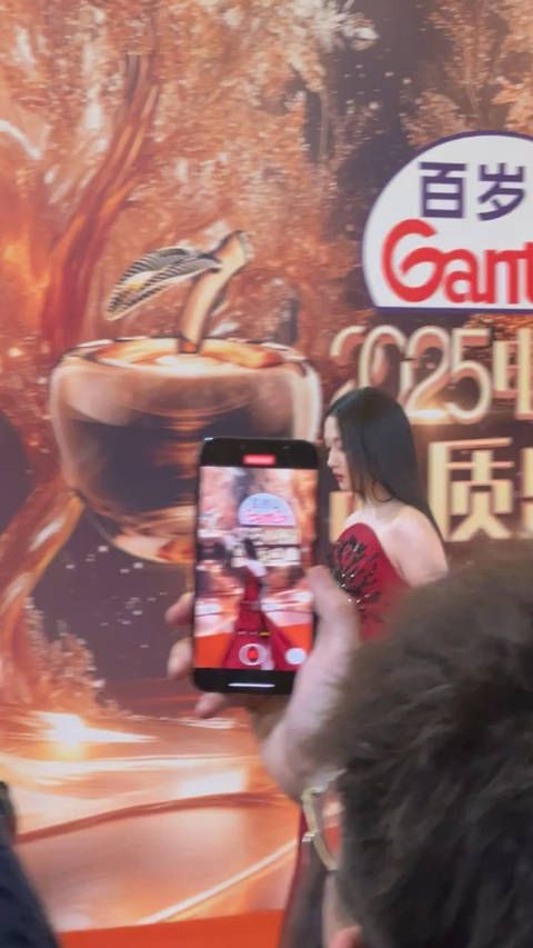 关晓彤这什么审美呀,年纪轻轻穿的如此成熟,这套应该小庆奶奶穿