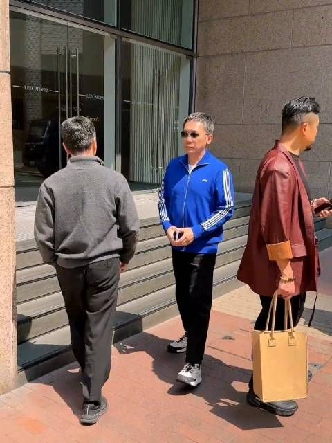 62岁梁朝伟独自现身香港街头,穿运动服逛街购物,坐保姆车低调离开