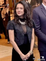 章子怡参加文联会议！衣服鞋子都是大牌，带两部手机大钻戒抢镜