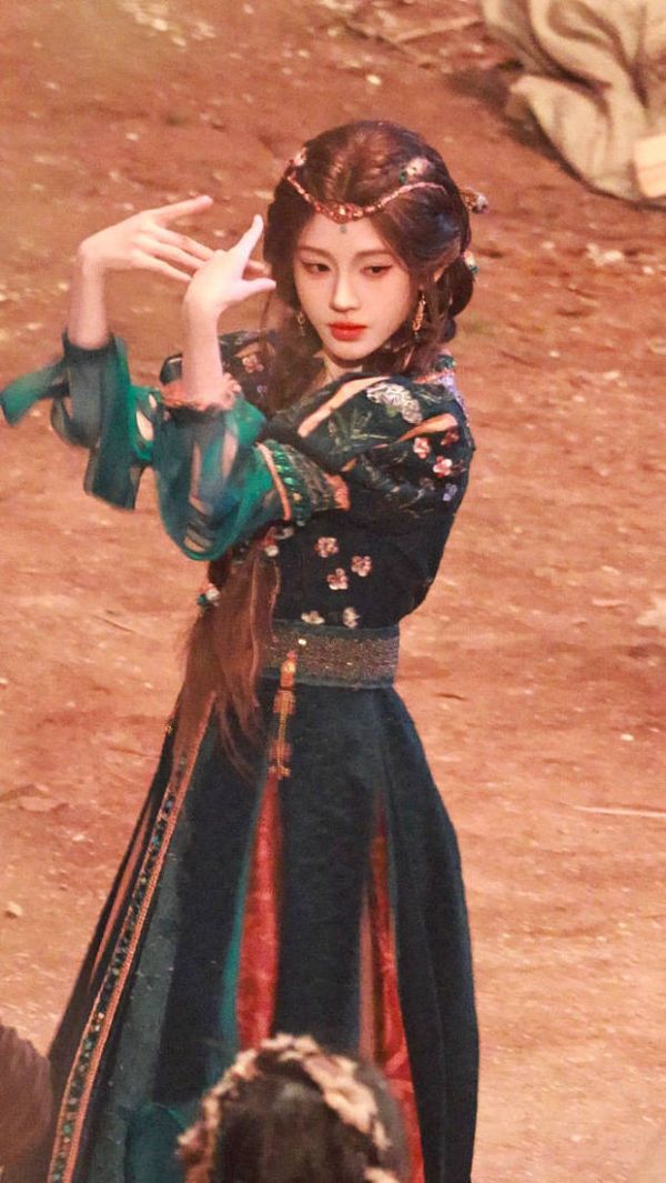 搜狐娱乐讯 3月20日，一组鞠婧祎的最新片场路透照释出，身穿民族服饰，篝火旁跳舞太有氛围感了。