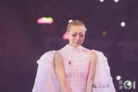 57岁最受欢迎男歌手双眼下垂身形拥肿，与天后老婆状态相差甚远