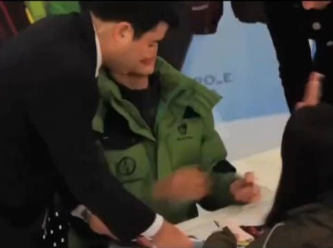 金秀贤在签售会上的表现，以前怎么没有发现他这么暴躁