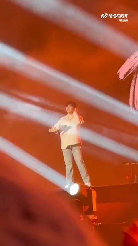 尤长靖这一次在音乐节上就好像回到了自己家,不仅状态很好,而且很有松弛感…