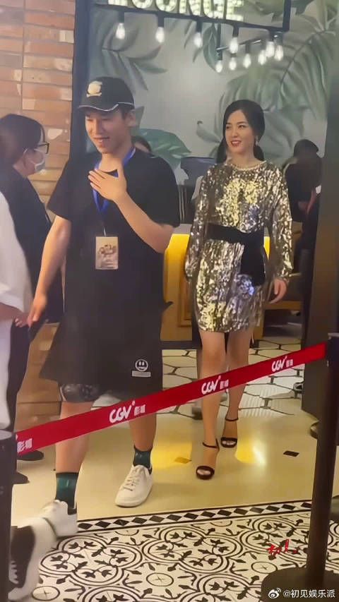 曾黎真是绝爆了,白到发光,美到失语