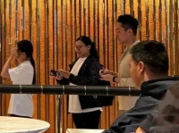 汪小菲一家住港四季酒店 更多游玩照流出 马筱梅在尽心照顾俩孩子