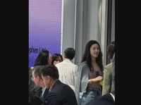 章泽天现身香港，与梁朝伟刘嘉玲夫妇合影