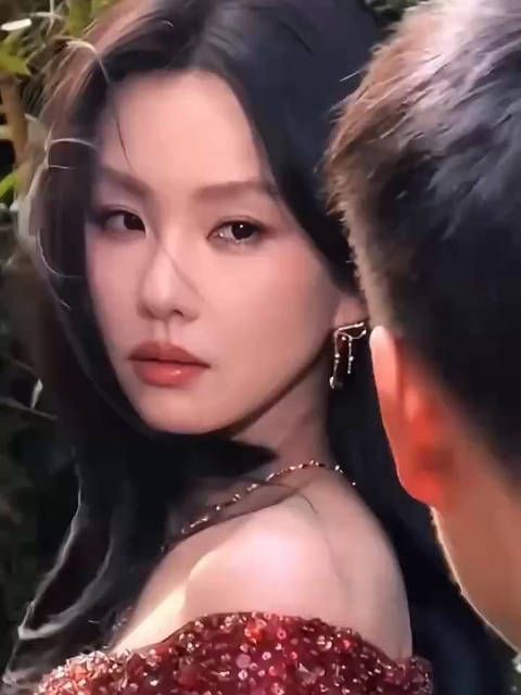 刘诗诗竹林回眸瞬间惊艳无比,网友纷纷点赞!