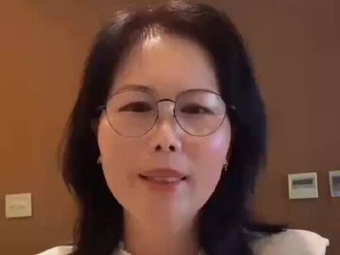 小杨阿姨今天中午开直播了,有很多网友问小杨阿姨大S的一些事情…