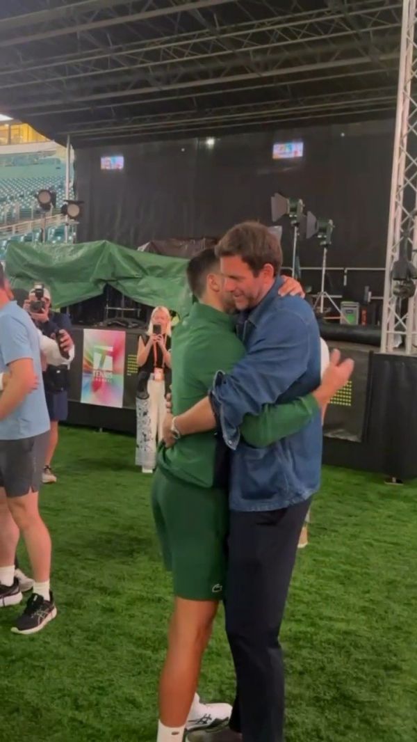 小德与大师兄德尔波特罗深情拥抱