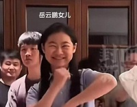 岳云鹏大女儿跳舞给爸爸庆生，基因太强大，不光眼睛像脸也像！
