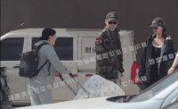 吴谨言产后恢复神速 与老公推婴儿车现身医院