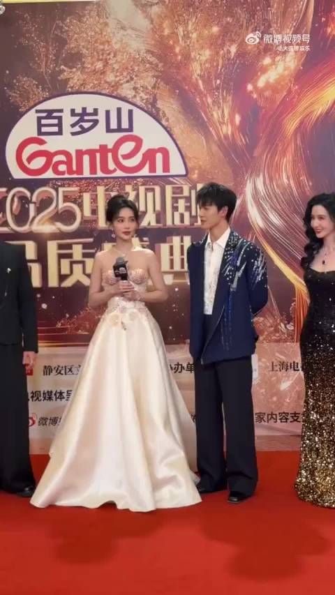 孟子义与李昀锐红毯对视,眼神里满是甜蜜,简直“拉丝”了,甜度直接爆表