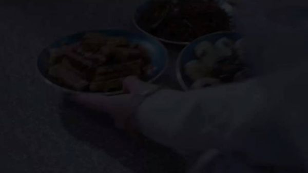 念无双的梳化真是太可怕了,唐嫣这两根须,吝啬的发包,贴头皮的造型