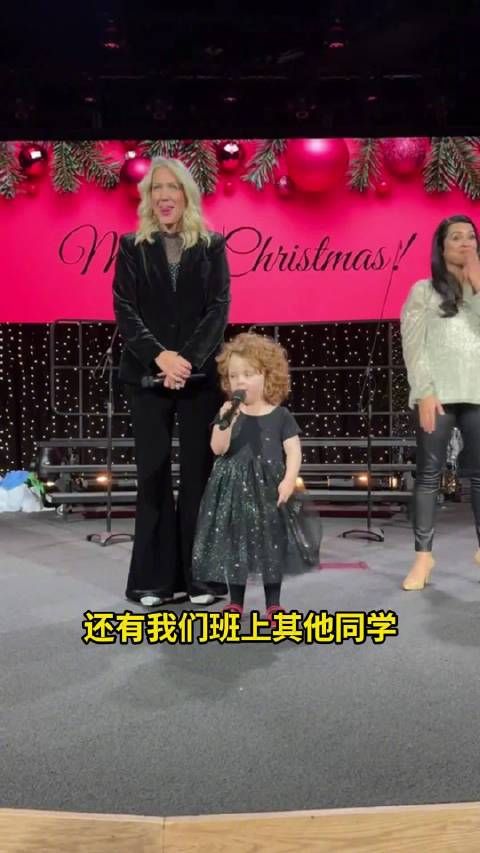 小女孩在台上要求发言,旁边的老师汗流浃背了...好了好了,咱不说了哈!