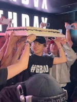 何猷君夫妇现身王嘉尔生日派对，奚梦瑶疯狂补妆，三人关系很好