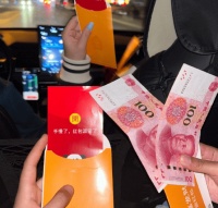 真内娱财神！陈哲远为粉丝发现金红包