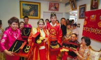 赌王千金何超盈下嫁东北穷小伙6年：14亿嫁妆扶持，读完博士创业