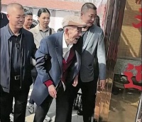 94岁杨少华商场现身，三子儿媳搀扶惹争议
