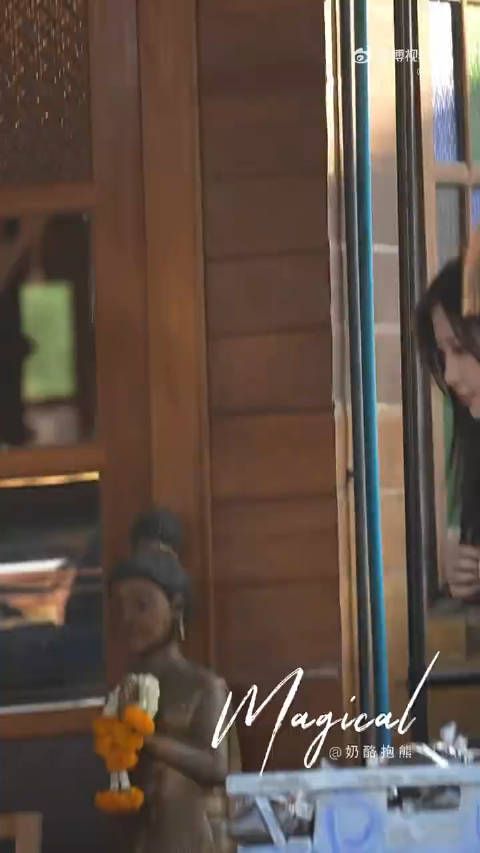 虞书欣活力感十足 @虞书欣Esther 泰式校园风造型阳光下头发丝都在发光