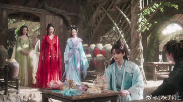 月初说雅雅坏话，怎料她就在身后，下秒被修理惨了