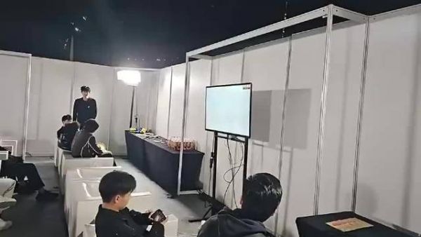 smlz:这届怎么就你来了,你兄弟呢?