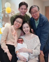 港姐女星产后素颜“现身”！刚出生宝宝戴墨镜成功抢镜！三代同堂全家脸上挂笑容！
