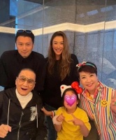44岁谢霆锋全家福曝光！谢贤与拉姑离婚30年再同框，一家子高颜值