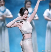54岁“雪姨”王琳穿短裙婚纱走秀，身材火辣，气场全开
