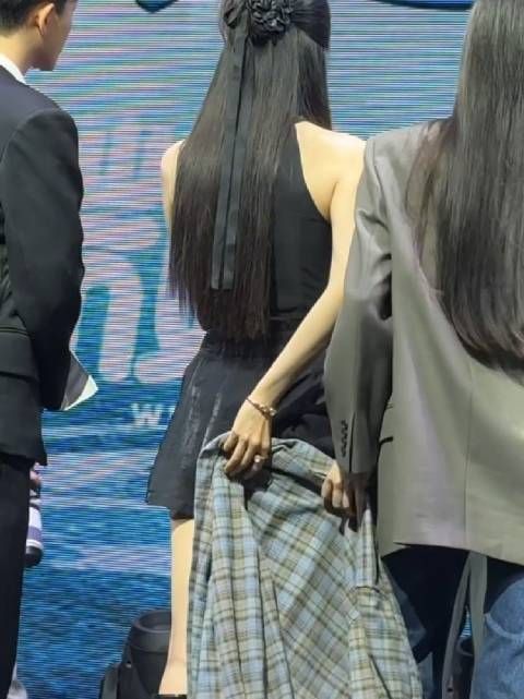 刘令姿好细心好体贴!帮王楚然拿衣服挡裙子…