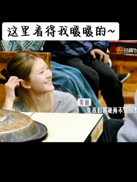 小女孩一伸手,露思就把脸放上去了,看到这一幕真的心软软…